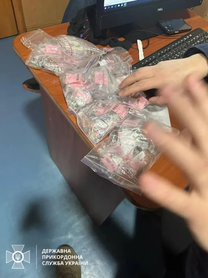 Задержали супругов, которые пытались вывезти в Венгрию сотню золотых украшений