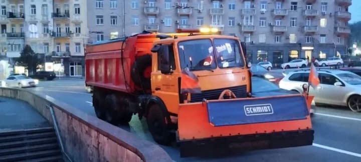 Негода: на вулицях столиці працює більше 250 одиниць спецтехніки 