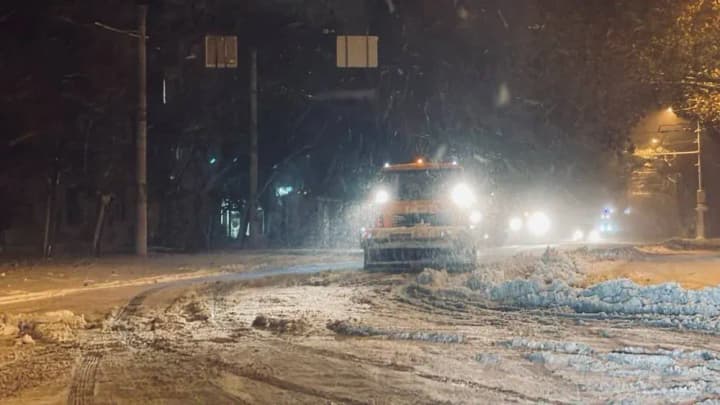 В Одесі через сильний вітер впала 100-метрова труба котельні