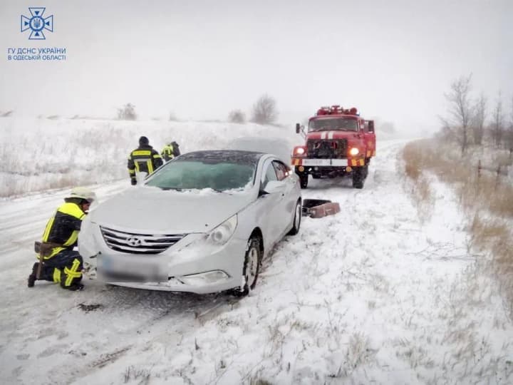 Негода заблокувала 14 автошляхів та спричинила відключення світла у 16 областях України