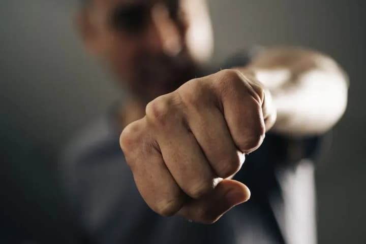 У Польщі озброєні футбольні фанати побили та пограбували двох українців – Лубінець