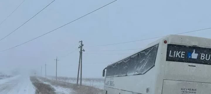 Istanbul-Odesa bus stuck with people in snow trap because it ignored traffic ban