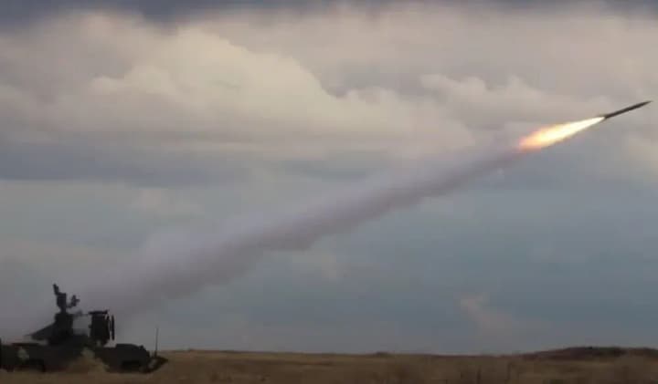 Уламки безпілотника впали на будинок у Хмельницькій області після роботи ППО