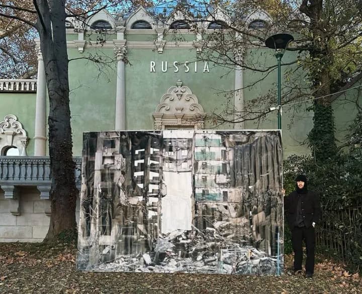 In Venice, in front of the Russian pavilion at the Biennale, a photo of a house destroyed by the Russian army in Borodyanka was installed