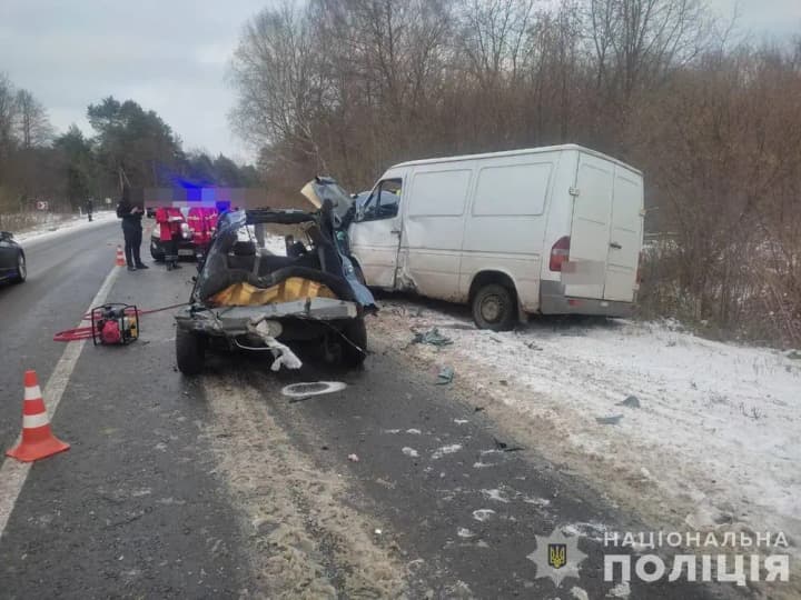 На Волині водій авто не впорався з керуванням  і зіштовхнувся  з мікроавтобусом: є загиблі та поранені