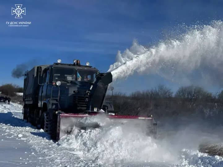 Ліквідація наслідків негоди на Миколаївщині: відкрили частину автошляхів і відновили електропостачання у майже сотні населених пунктів