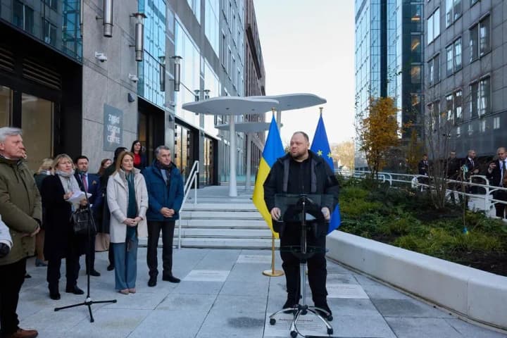 Под Европарламентом высадили куст калины в знак поддержки Украины