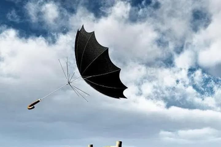 В Харькове бушует непогода: мощный ветер сорвал крышу одного из домов