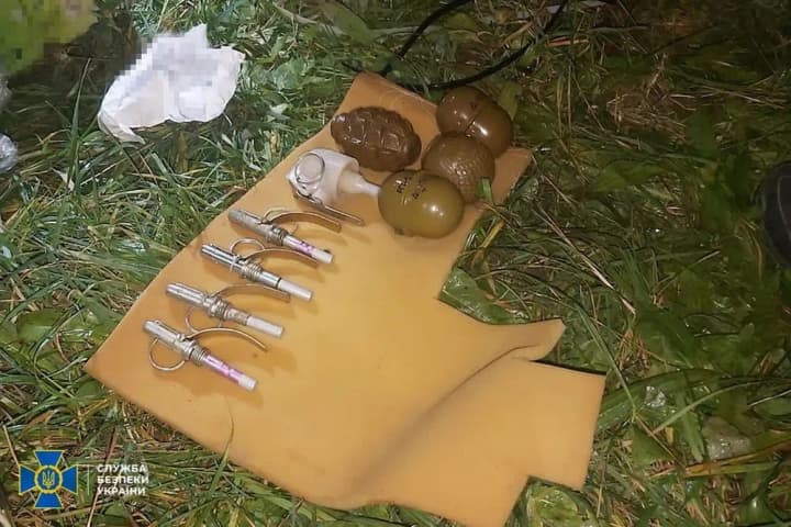 Хотіли продати російську "трофейну" зброю та вибухівку: затримали двох ділків