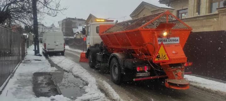 В Киеве дорогу от снега расчищают более 300 единиц техники, водителей призывают быть внимательными за рулем (видео)