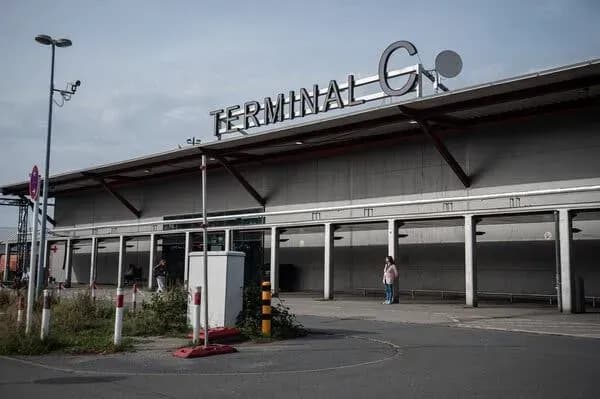 Ukrainian refugees struggle with the decision to stay in the EU or return home