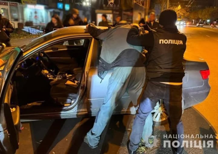 В Одесі викрили нову "схему": чоловіки отримували бронь на стратегічно важливих фірмах для виїзду за кордон