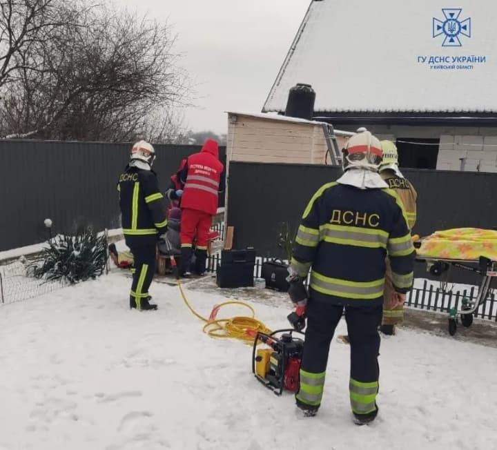 На Київщині жінка посковзнулася і наразилась на металевий штир огорожі