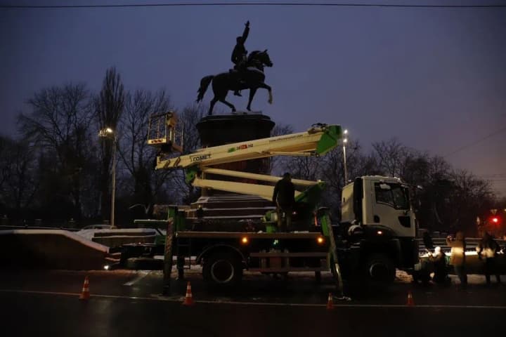 У Києві демонтують пам'ятник Щорсу, через що може бути обмежено рух бульваром Тараса Шевченка  – КМДА