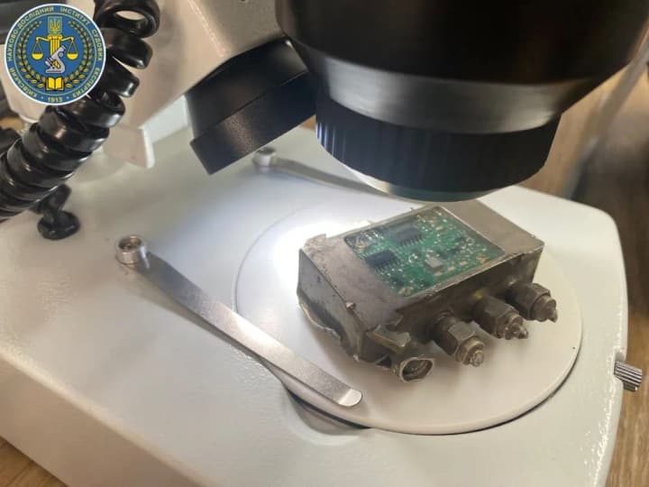 Более двух тысяч иностранных компонентов обнаружили в обломках российского оружия - Рувин