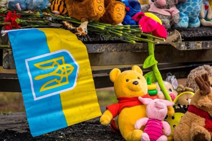 Пожежа на меморіалі пам’яті про загиблих в Дніпрі: правоохоронці розглядають дві версії, люди несуть квіти 