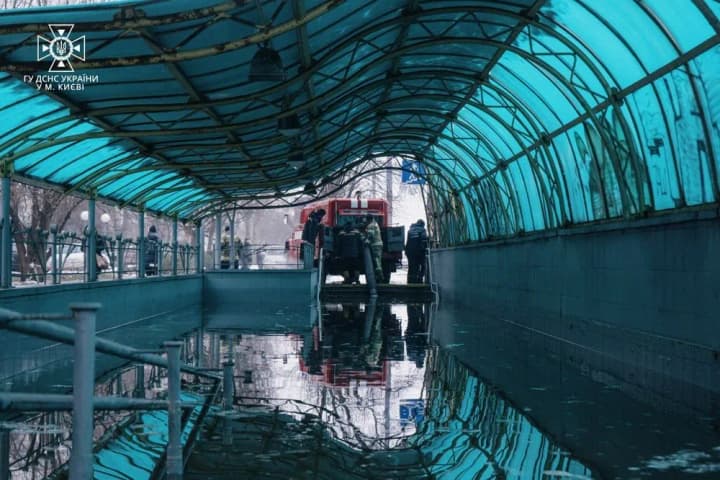 Underpass in Kyiv flooded due to night attack by Russian Federation