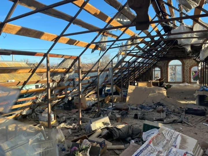 Росіяни обстріляли Нікопольщину: двоє поранених, пошкоджені будинки, автівки, господарські споруди