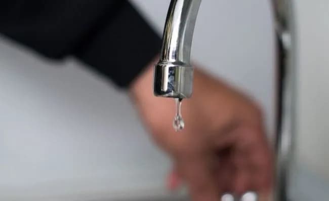 У Шевченківському районі Києва перекрито рух транспорту та частково припинено водопостачання через прорив труби