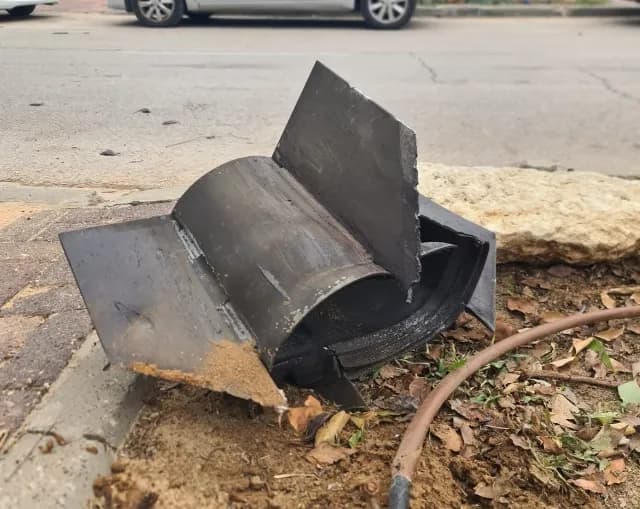 Hamas fires about 30 rockets at Israel: shell fragments damage school