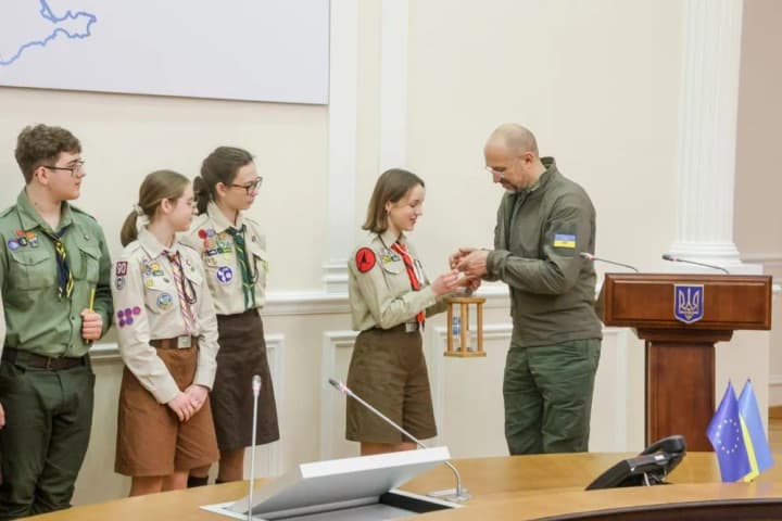 До будівлі уряду привезли Вифлеємський вогонь