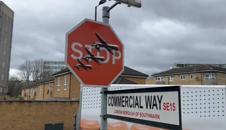 Антивоенную работу Бэнкси в Лондоне похитили менее чем через час после подтверждения авторства