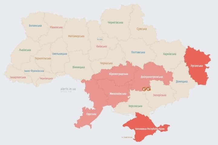 В Кривом Роге и Кропивницком сообщили о слышимых взрывах. Глава Кировоградской ОВА призвал ничего не снимать