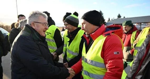 Polish farmers announce suspension of protest at Szegyni border crossing 