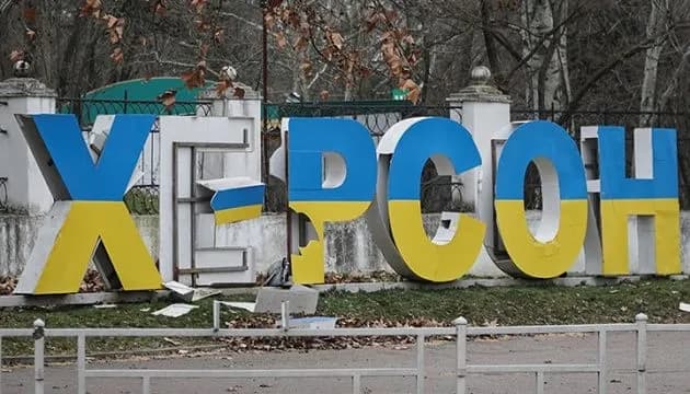 Росіяни обстріляли центр Херсона: поранено 56-річного чоловіка