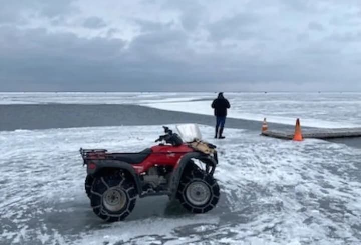 122 fishermen rescued from ice floes in the US