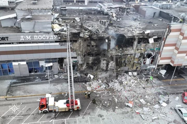 Massive air strike in Ukraine: death toll rises in Dnipro