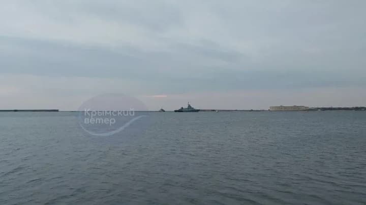 Вход в Севастопольскую бухту прикрывают российские МРК "Циклон" и катер "Грачонок"