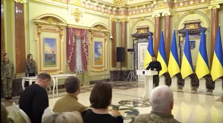 Zelensky awarded defenders and families of Ukrainian fallen heroes with certificates for apartments