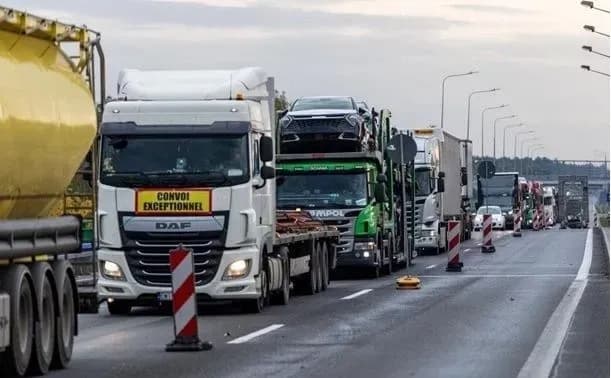 В уряді Польщі погодилися на вимоги фермерів, які погрожують відновити блокування кордону з Україною