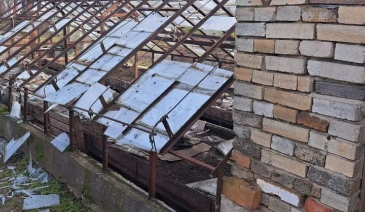 Уточнення від ОВА: ППО збили в Дніпровському районі 2 ракети рф. Також ворог атакував громади у Дніпропетровській області