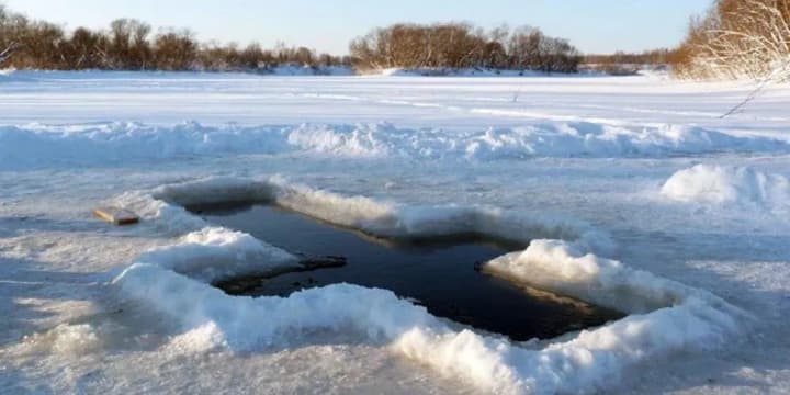 Крещение во время войны: киевлян призывают отказаться от массовых мероприятий и купания в водоемах