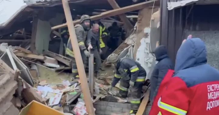 Жінка, яку деблокували з-під завалів будинку у Змієві на Харківщині,  загинула - ОВА