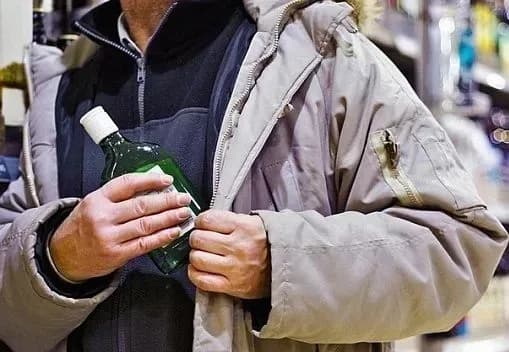 На Одещині чоловік напоїв вином трьох дітей: одного з хлопчиків госпіталізували