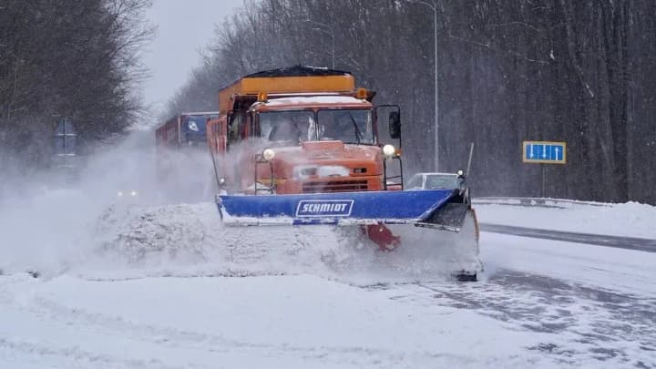 More than a thousand units of special equipment have been deployed to eliminate the consequences of bad weather on Ukrainian roads