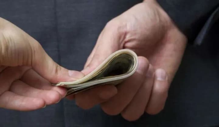 Замість коштів отримав підозру: правоохоронці Києва затримали посадовця Фонду держмайна на хабарі 