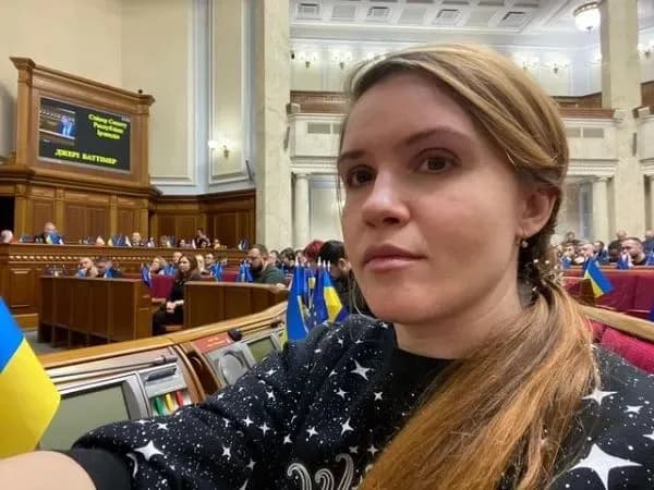 Безугла заявила, що її заяви на вихід з партії та фракції "Слуга народу" офіційно прийняли