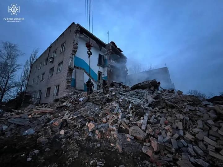 Авіаудар рф по житловому сектору Нью-Йорка: під завалами все ще можуть перебувати люди, пошуки призупинені