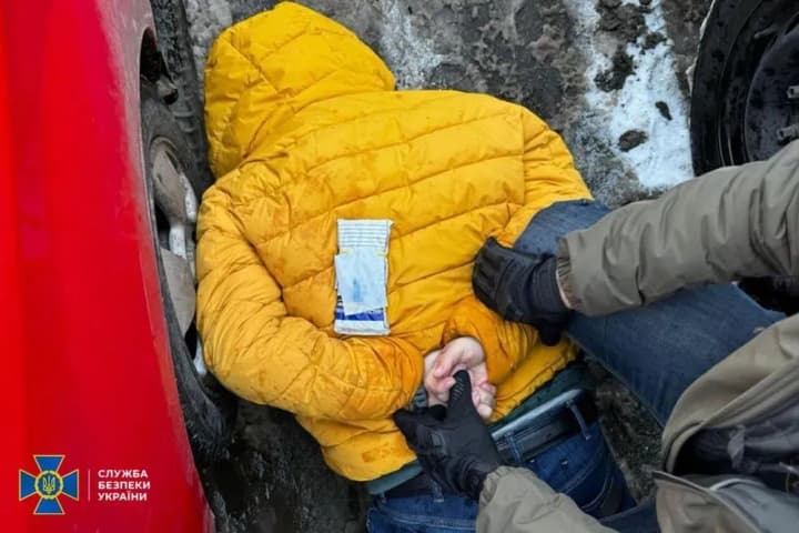 СБУ задержала полковника ВСУ и его сообщника, которые организовали схему с откатами на поставке товаров в войска