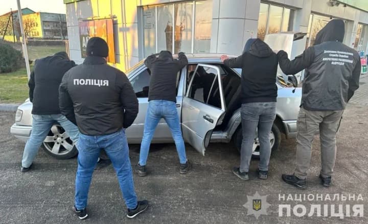 Організували переправлення ухилянтів за кордон: поліція викрила чергову схему