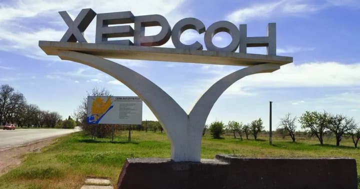 Ворог вчергове вдарив по Херсону: постраждала жінка 