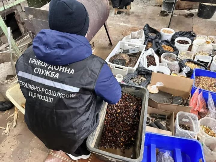 На Волині у підпільному цеху виявили понад 120 кілограмів бурштину
