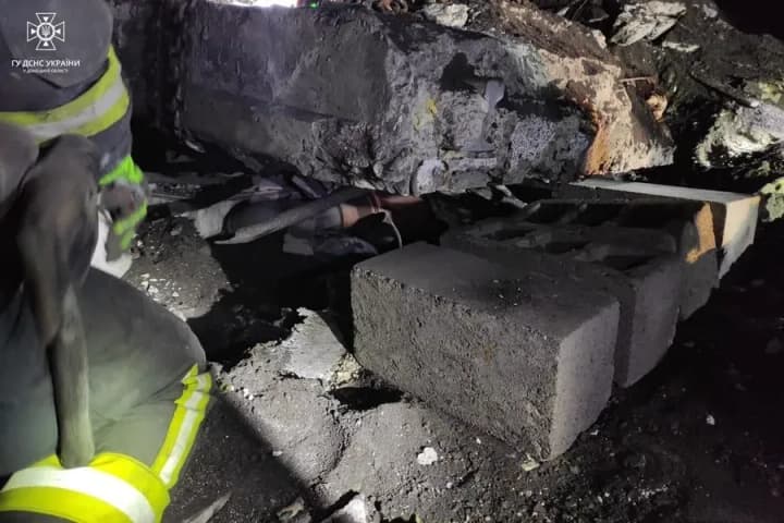 Enemy attack on Myrnohrad, Donetsk region: rescuers rescue a woman from the rubble