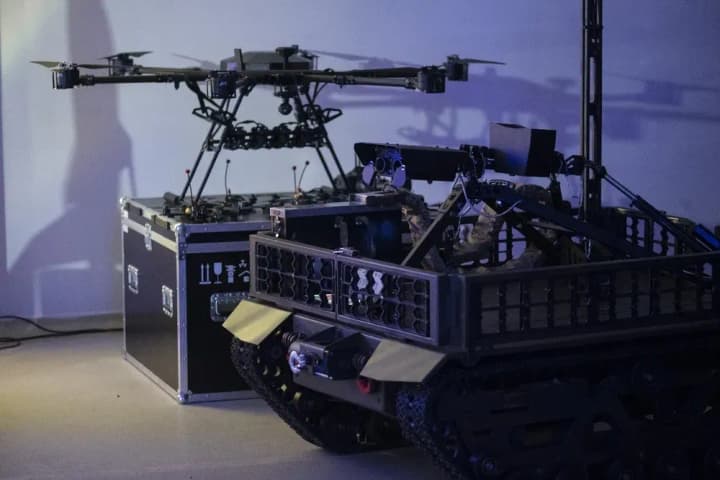 Понад 30 команд та більш як 400 розробників: у Міноборони підбили підсумки першого хакатону "Наступ машин"