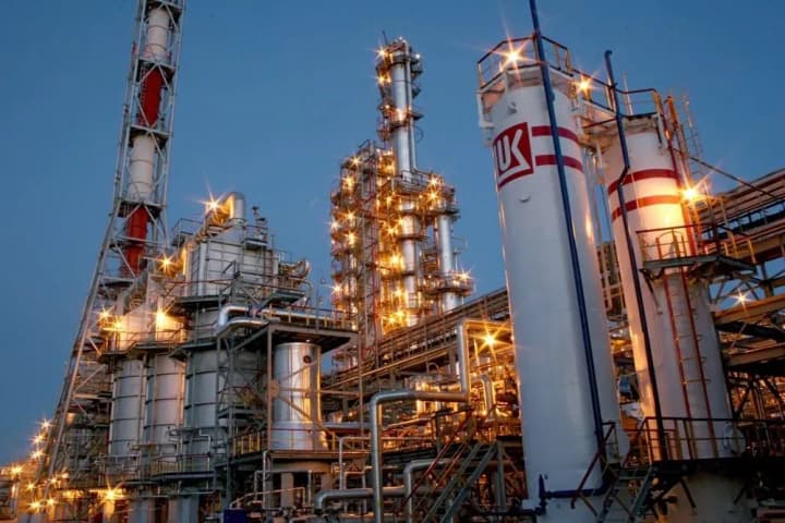 У Волгограді горить нафтопереробний завод, очевидці пишуть про звуки дрона перед загорянням