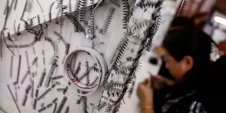 Під маркуванням "made in China": як накладні вії допомагають Кім Чен Ину отримувати гроші Заходу – Reuters